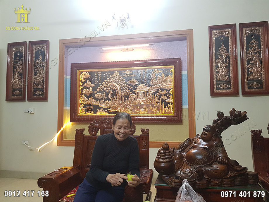 Hình ảnh thân thuộc cây đa, giếng nước, sân đình được các nghệ nhân chạm thúc nổi trên tấm đồng đỏ vô cùng đẹp và sắc nét
